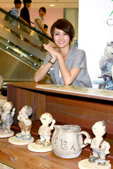 幻灯图：梁咏琪曾为初恋男友织围巾 否认恋上老外 