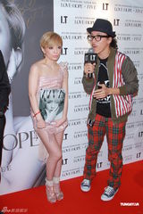 组图：滨崎步签写真集慈善义卖 绯闻男友默契相伴