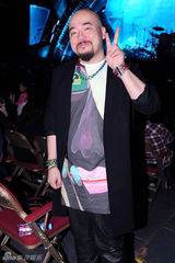 组图：五月天演唱会火红新装亮全场 刘德华客串