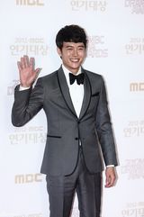 高清图：尹恩惠金秀贤JYJ亮相MBC演技大赏红毯