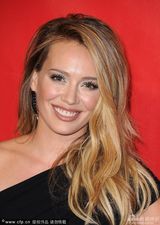 组图：希拉里-达芙金发碧眼甜美 手臂粗壮臃肿