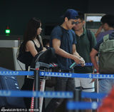 组图：彭于晏机场弄头发与美女同行