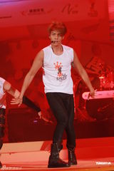 组图：李克勤郑欣宜开唱 鼓励年青人追梦