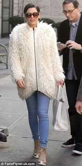 组图：Jessie J北极熊外套出街 心情晴朗笑容甜