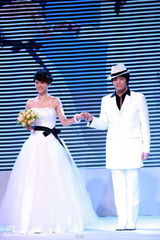 组图：中歌榜提名揭晓 尚雯婕李宇春等上演婚纱秀