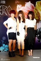 幻灯组图：S.H.E获世博门票 扮女超人澄清单飞传言