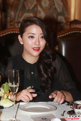 组图：黄小蕾红唇透视装亮相复古魅惑