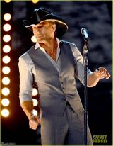 组图：米兰达笑傲乡村奖 泰勒携帅大叔献唱