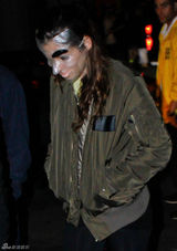 组图：帕丁森与斯图尔特万圣节甜蜜出游