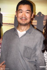 组图：张国立宣传《原乡》 与女演员避嫌