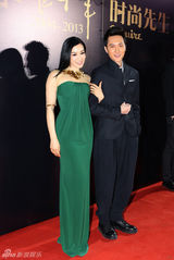 组图：吴镇宇时尚盛典帅气 钟丽缇绿裙秀性感