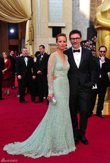 高清组图：奥斯卡红毯《艺术家》导演携妻亮相