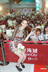 组图：范玮琪签唱会秀美腿 力撑张柏芝演技棒