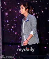 组图：张根硕将亚洲巡演 出席活动献飞吻