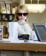 组图：艾玛-罗伯兹街拍LOOK休闲装扮开心购物