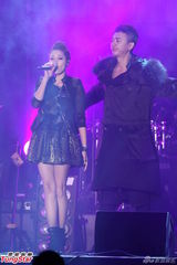 组图：A-Lin落泪小宇忙救场 信旋风登台引高潮