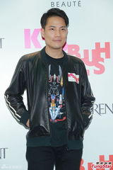 组图：何韵诗穿露肩裙亮相 爱穿裙子自我挑战