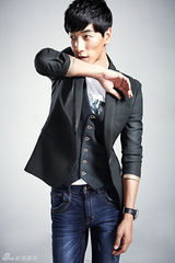 组图：张亮张悦轩父子拍摄时尚大片 酷帅有型