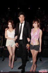 组图：日星铃木亮平宣传新片 与本裸男斗舞