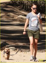 组图：娜塔莉-波特曼携宠物狗外出笑容满面