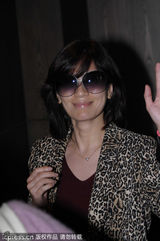 组图：贾静雯豹纹装现身 墨镜遮面心情好