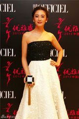 姚晨露背装秀性感 范冰冰否认收婚戒称自备(图)