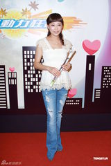 组图：新剧《爱.回家》宣传 众星现场互喂雪糕