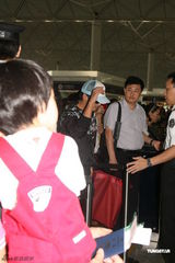 组图：谢霆锋现身机场 传张柏芝要儿子不要赡养费