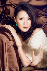 组图：万美汐夏日清新写真魅力四射