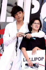 高清组图：LOLLIPOP F新碟庆功 帅劲登场秀肌肉