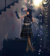 组图：王丽坤华丽圣诞装 戴皇冠变身舞台剧皇后