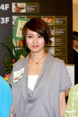 幻灯图：梁咏琪曾为初恋男友织围巾 否认恋上老外 