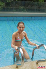 组图：港姐佳丽首度泳衣亮相 水上展傲人身姿