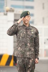 独家高清：Rain退伍行军礼哽咽 多国粉丝迎接