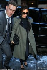 组图：小贝携妻女外出用餐 小七手拿玫瑰卖萌