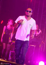 组图：张震岳北京演唱会秀胸肌穿短裙