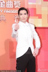 组图：“雨神”萧敬腾白西装亮相 搞怪摆pose