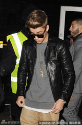 组图：单身比伯携两辣妹夜店狂HIGH同回酒店