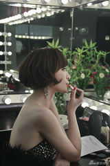 组图：方龄助阵黄征发布会 气质古典笑容甜美