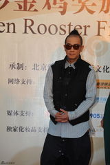 组图：陈小春戴黑超酷劲十足 发型似火焰