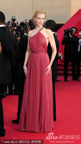 组图：妮可戛纳走秀风情露背 真空激凸艳光四射