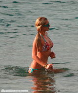 组图：希尔顿与男友鸳鸯浴 海滩戏水被搂蛮腰