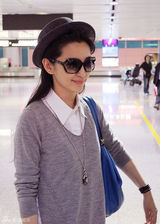 组图：李冰冰亮相慈善夜 认购泰迪熊支持教育