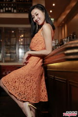 组图：万绮雯橙色连衣裙亮相 笑容甜美气质妩媚