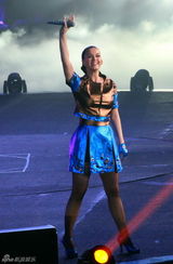 组图：水果姐土豪金献中国首秀 春春靓颖同台