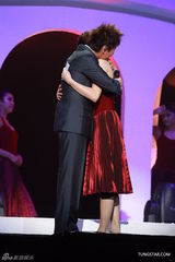 组图：张信哲红馆开唱 深情演绎哲式情歌