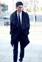 组图：霍政谚街拍风度翩翩帅气逼人