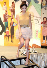 组图：金贤珠朴有天出席《闪闪发光的》发布会