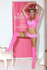 组图：艳星乔丹爆乳秀内衣猛男床上助阵