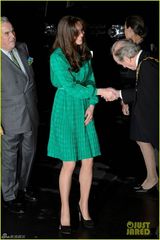 组图：凯特王妃百褶绿裙明艳 新发型显女人味